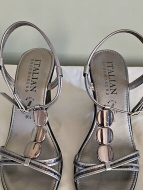 Italian Shoemakers Silver Metallic Slingback Sandals with Decorative Ovals